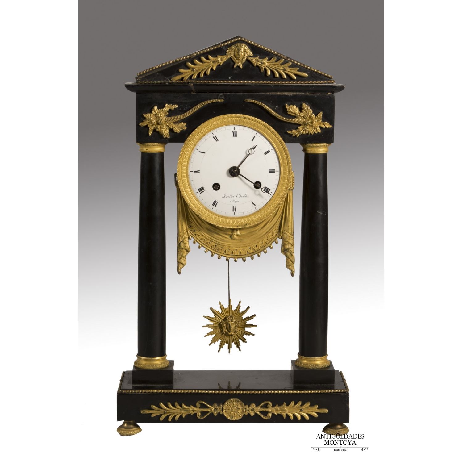 Reloj de sobremesa de pórtico, Francia, S. XVIII.