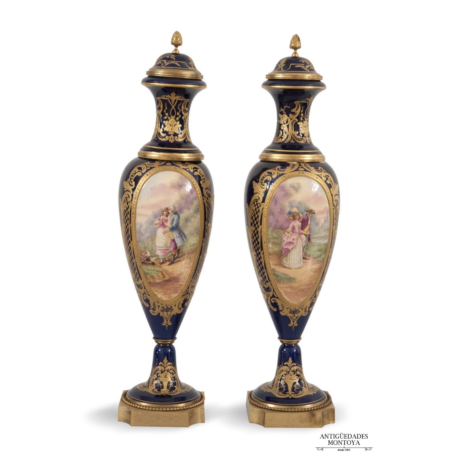 Pareja de jarrones, Sevres, S. XIX.