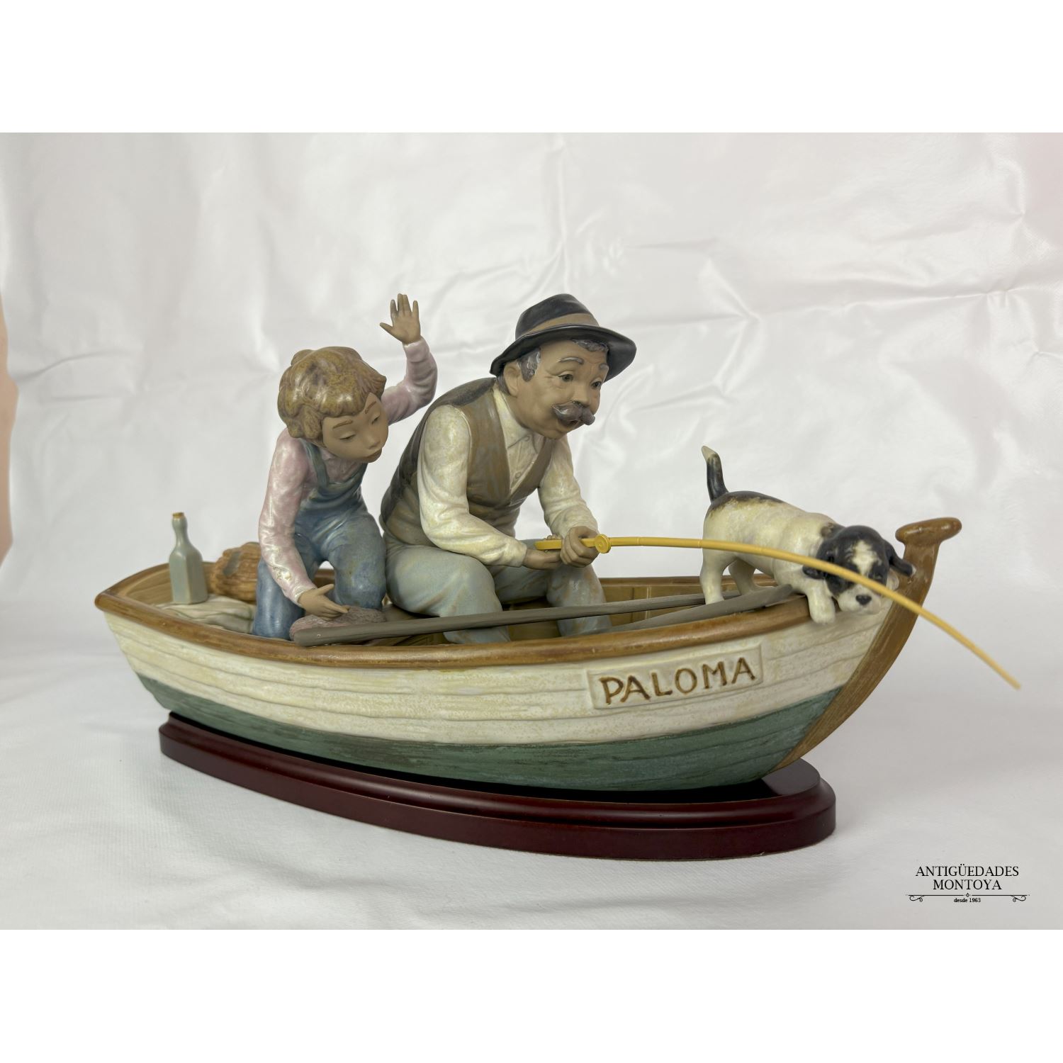 Abuelo en la barca con su nieto