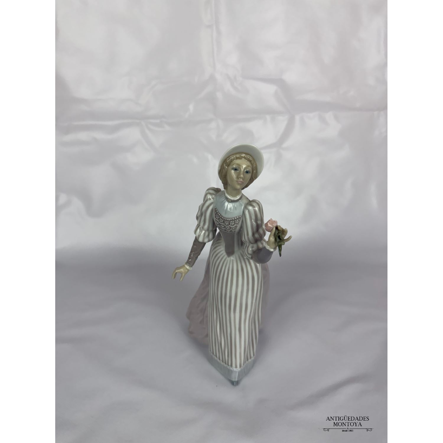 Señora del vestido rayas