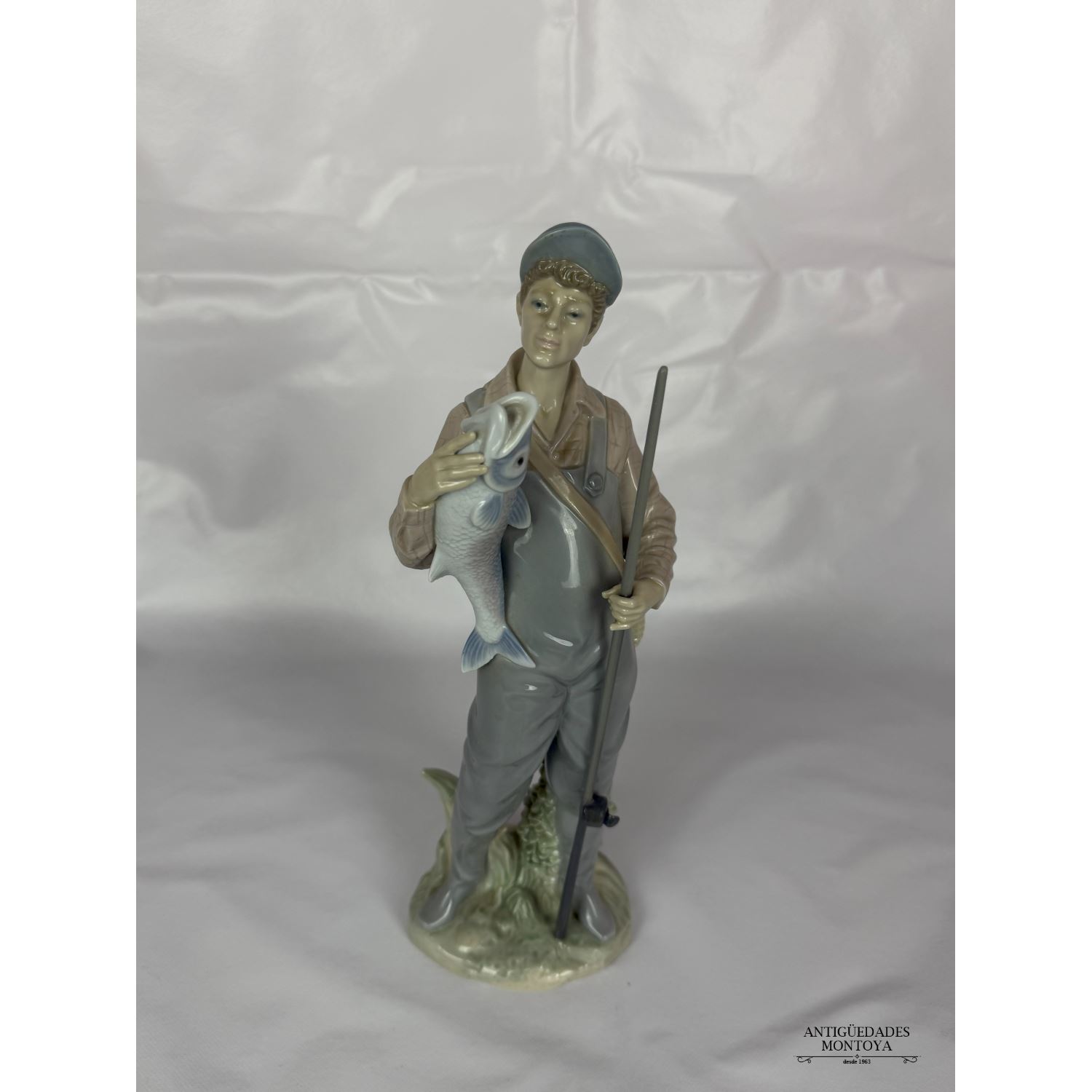 Pescador con pez en la mano